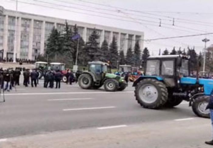 ПРОТЕСТУЮЩИЕ В ЦЕНТРЕ КИШИНЕВА ФЕРМЕРЫ ПЕРЕКРЫЛИ НА ПОЛЧАСА ДВИЖЕНИЕ ТРАНСПОРТА