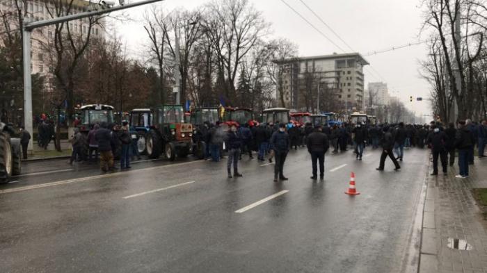 Протестующие перед парламентом перекрыли бульвар Штефана чел Маре (ВИДЕО)