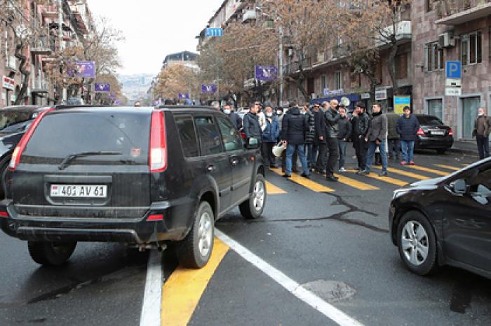 Протестующие перекрыли дороги в Ереване