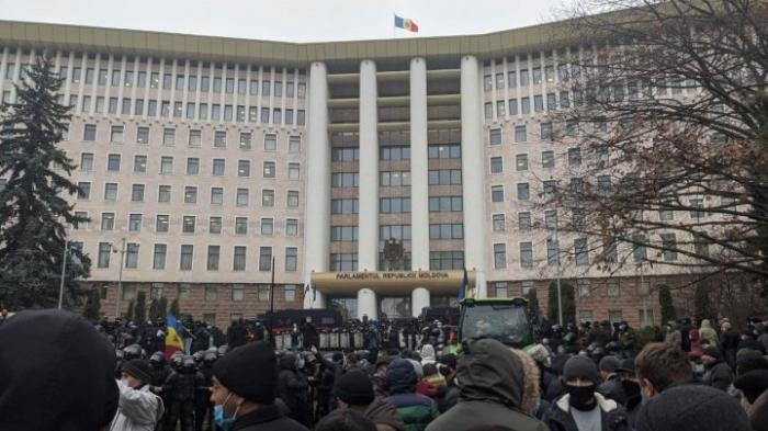 Протесты не стихают: фермеры на сельхозтехнике заехали на ступени парламента (ФОТО, ВИДЕО)