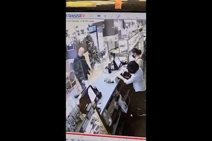 Россиянин облил прилавок в кафе за просьбу надеть маску и попал на видео