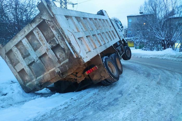 Самосвал в российском городе провалился в огромную яму