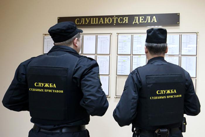 С невыездных из-за долгов россиян взыскали десятки миллиардов рублей