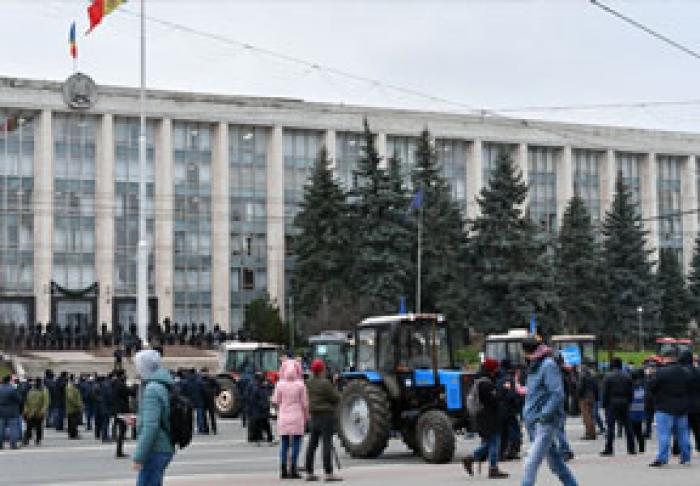 СОТНИ ФЕРМЕРОВ ВОЗОБНОВИЛИ ПРОТЕСТЫ НА ЦЕНТРАЛЬНОЙ ПЛОЩАДИ КИШИНЕВА