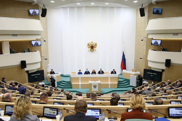 Совфед одобрил законопроект о наказании чиновников за хамство
