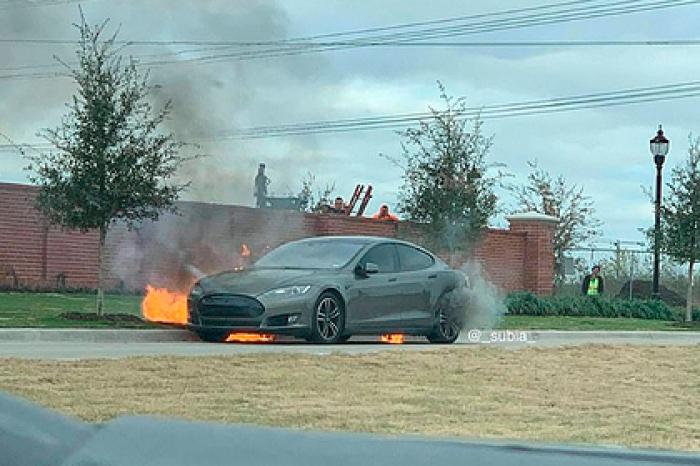 Tesla внезапно загорелась на дороге на глазах у владельца