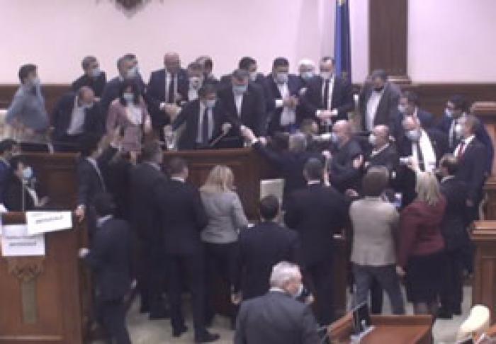 В ПАРЛАМЕНТЕ ПРОИЗОШЛИ СТЫЧКИ МЕЖДУ ДЕПУТАТАМИ ОТ ПАРЛАМЕНТСКОГО БОЛЬШИНСТВА И ОППОЗИЦИИ