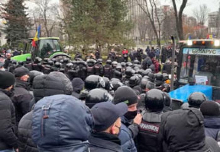 В ЦЕНТРЕ КИШИНЕВА ФЕРМЕРЫ ПЕРЕКРЫЛИ ДВИЖЕНИЕ И ПОПЫТАЛИСЬ ПРОРВАТЬСЯ К ПАРЛАМЕНТУ
