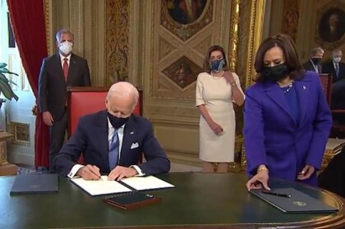 Байден подписал первые документы на посту президента
