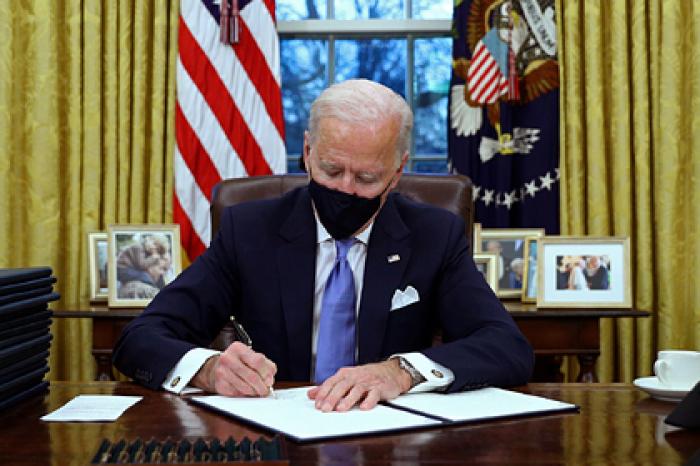 Байден убрал из Овального кабинета установленную Трампом кнопку для вызова колы