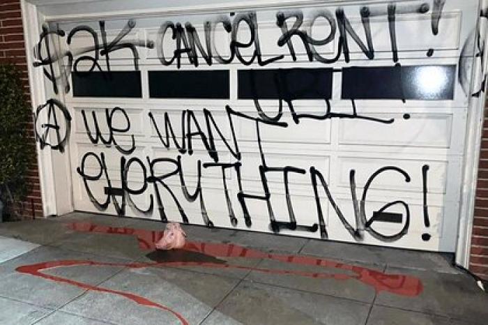 Дом Нэнси Пелоси облили поддельной кровью и подкинули ей под дверь свиную голову