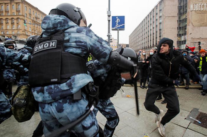 Дравшийся с ОМОН на митинге чеченец объяснил свои действия