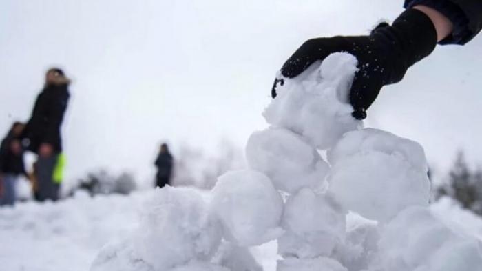 Футболисты "Сфынтул Георге" из Суручен обрадовались снегу как дети