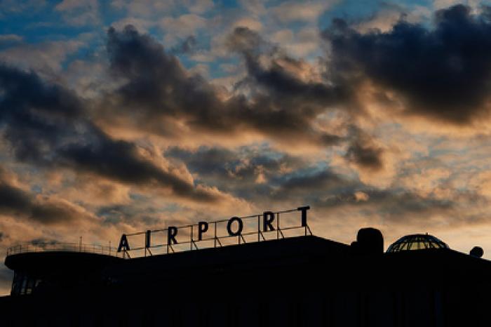 Летевший в Москву самолет изменил траекторию движения и приготовился к посадке