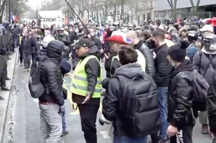 Мирный протест в Париже перерос в столкновения с полицией