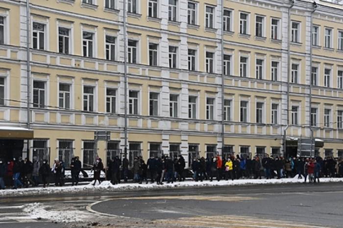 На несанкционированную акцию в центре Москвы собрались около 300 человек