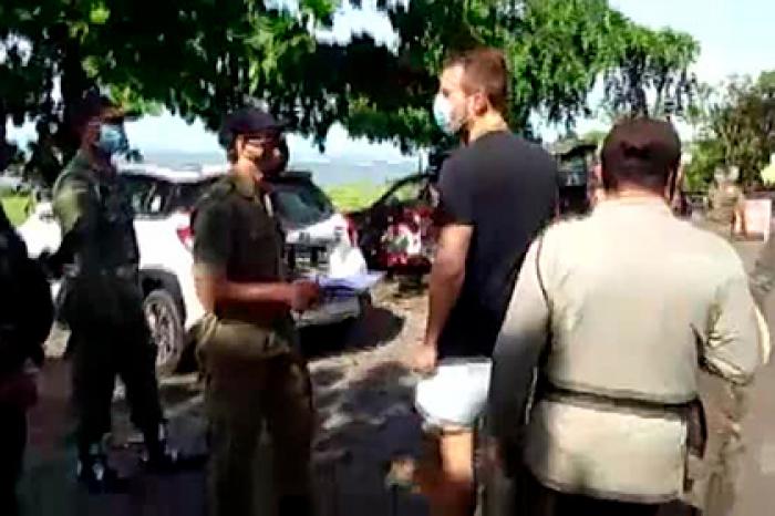 Необычный способ наказания туристов на Бали за отсутствие масок попал на видео