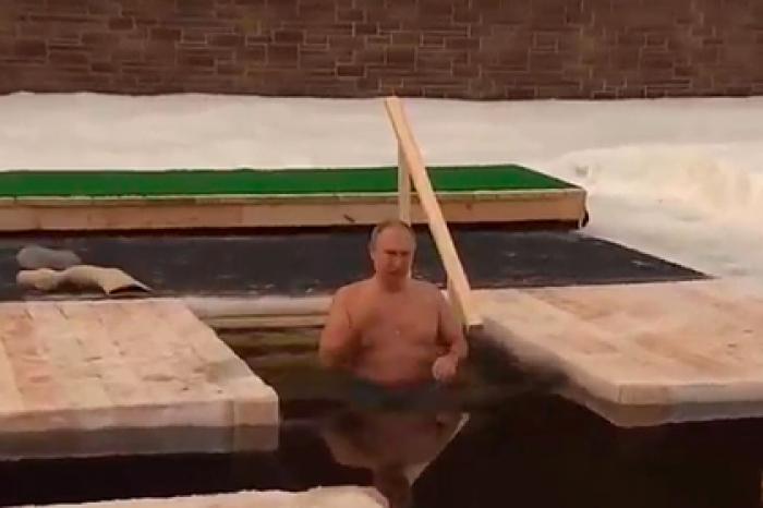 Опубликовано видео купания Путина в проруби