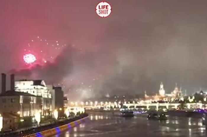 Опубликовано видео новогоднего салюта в Москве