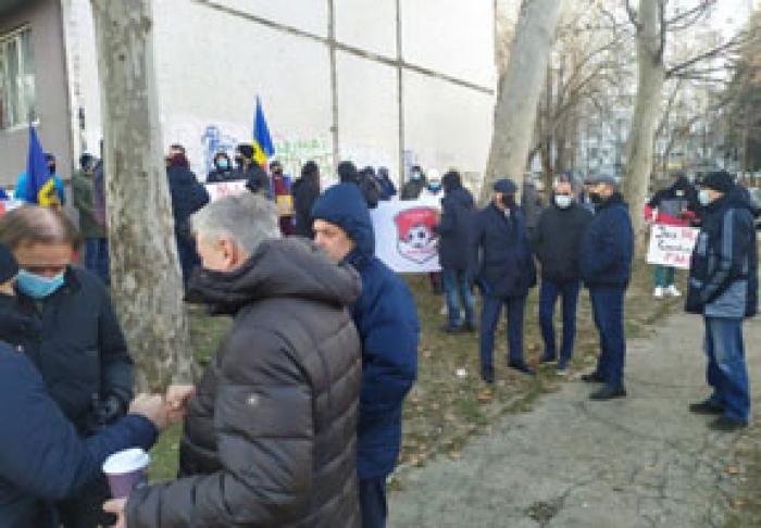 ​ПОРЯДКА 50 ЧЕЛОВЕК ПИКЕТИРОВАЛИ ФФМ, ТРЕБУЯ ОТСТАВКИ ЕЕ РУКОВОДСТВА