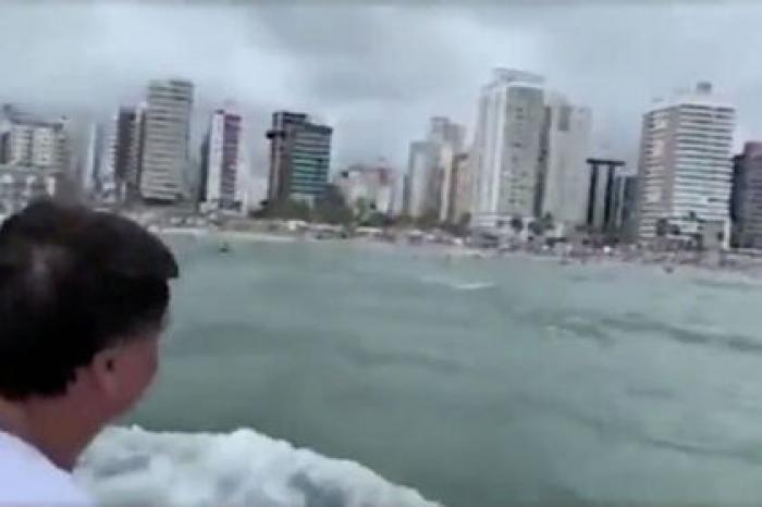 Президент Бразилии спрыгнул с катера и поплыл общаться с отдыхающими