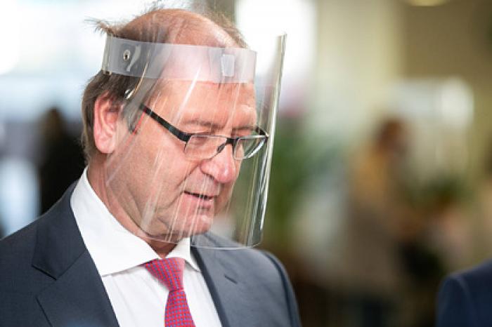 Придумавшего «антиковидную воду» евродепутата уволили за гомофобию