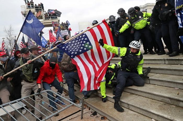 Раскрыта личность избившего полицейского у Капитолия американца