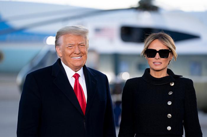 Раскрыта цена наряда Мелании Трамп на последнем рейсе в качестве первой леди