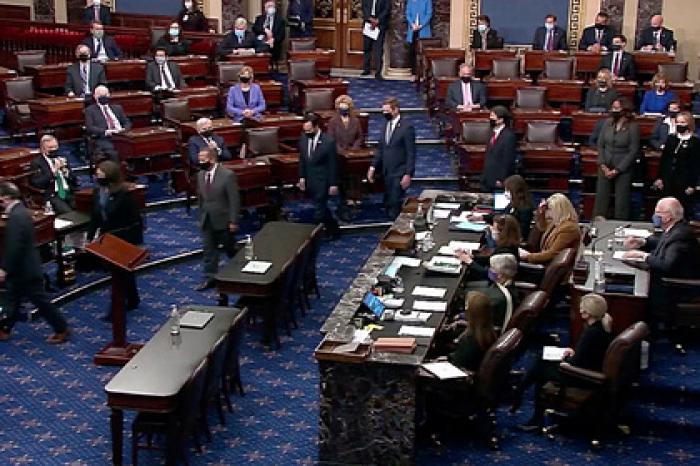 Резолюцию об импичменте Трампа передали в сенат