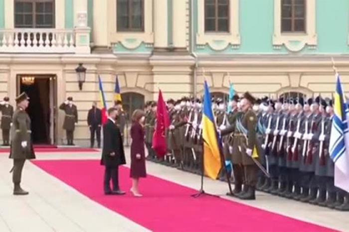 Санду на встрече с Зеленским поприветствовала военных фразой «Слава Украине!»