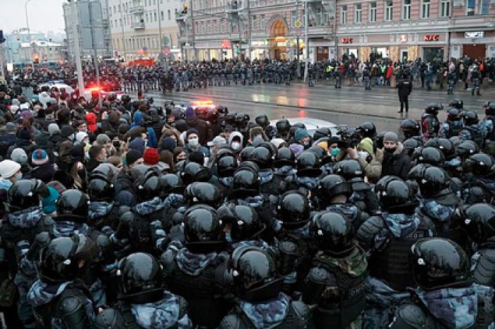 Участников митинга в Москве задержали за насилие в отношении полицейских