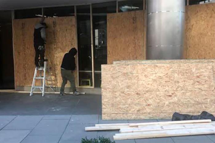 В офисах американских телеканалов заколотили окна перед инаугурацией Байдена