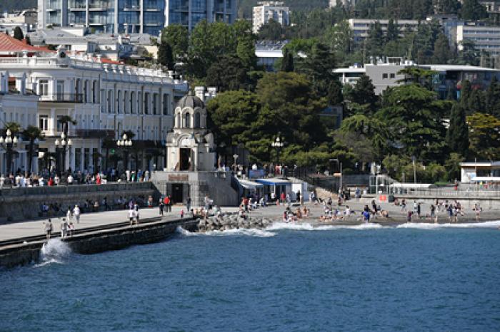 В Совфеде оценили желание Зеленского написать про Крым на песке в Ялте