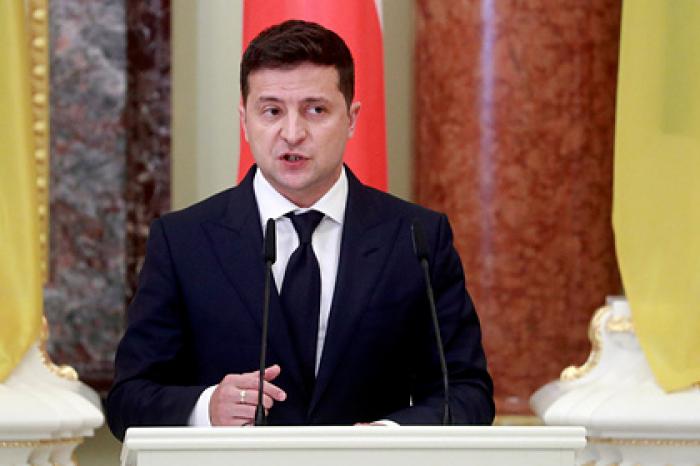 Зеленский захотел написать про «украинский Крым» на песке в Ялте