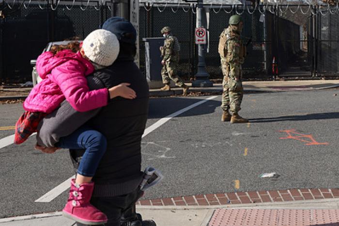 Большинство американцев усомнились в процветании демократии в США