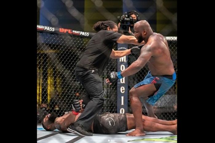 Льюис нокаутировал Блейдса в главном поединке UFC Fight Night 185