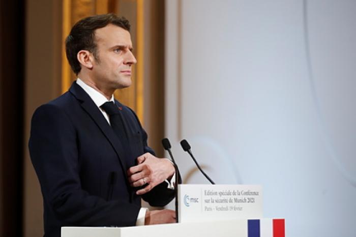 Макрон призвал к диалогу с Россией