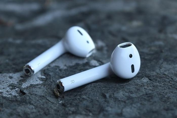 Мужчина проглотил во сне наушник AirPods