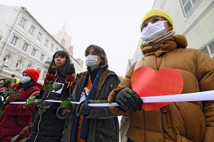 На Арбате в Москве активистки выстроились в цепь солидарности