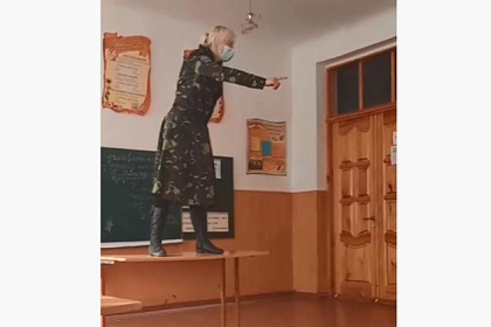 На Украине учительница в камуфляже залезла на парту и рассказала детям о Майдане