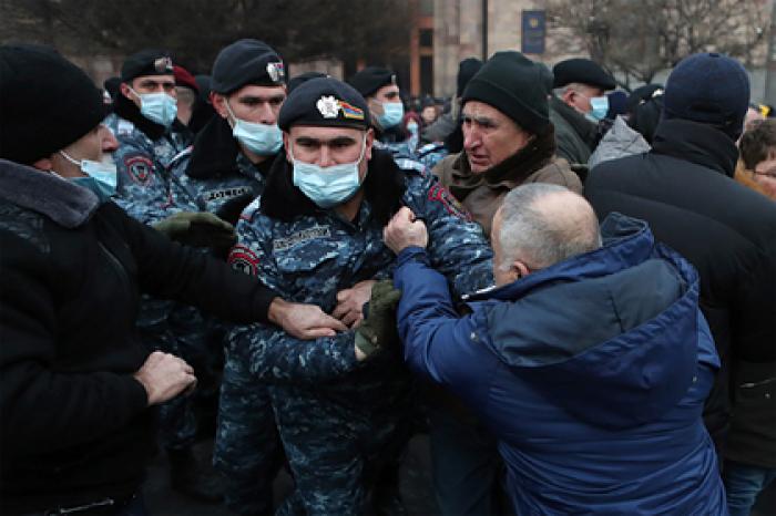 Несколько тысяч армян вышли на митинг за отставку Пашиняна