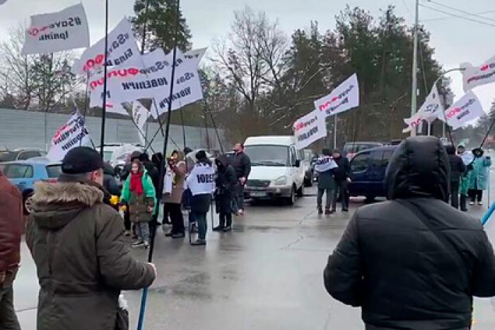 Протестующие украинские предприниматели пришли к госдаче Зеленского
