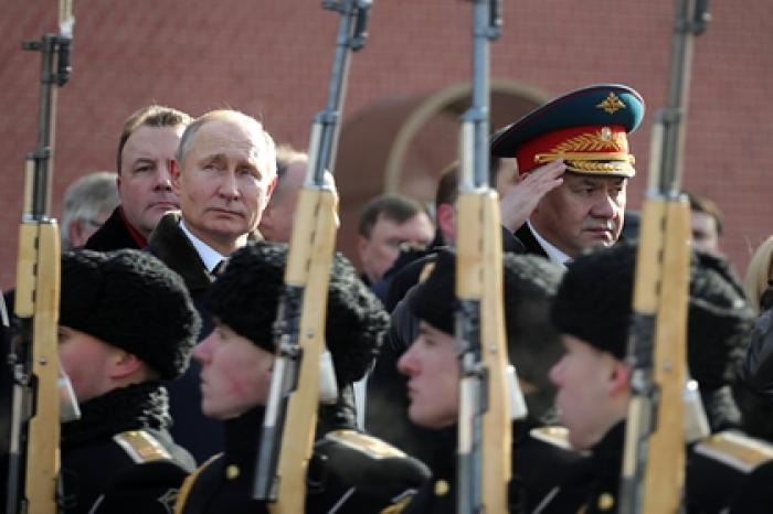 Путин поздравил россиян с Днем защитника Отечества