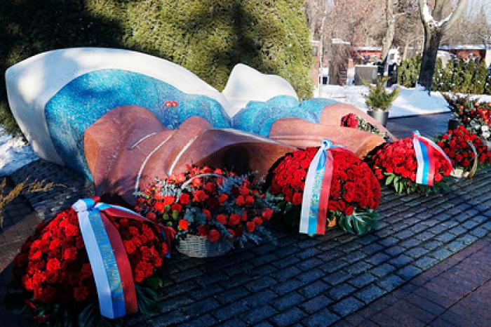 Путин пришел на могилу Ельцина