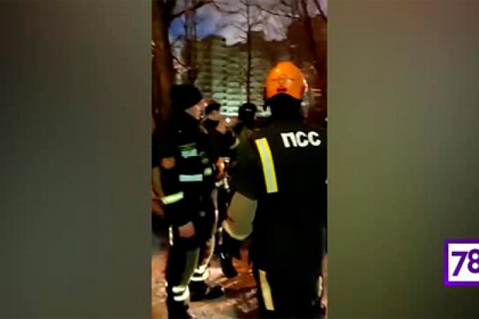 Пятиэтажка в Петербурге начала рушиться на глазах и попала на видео