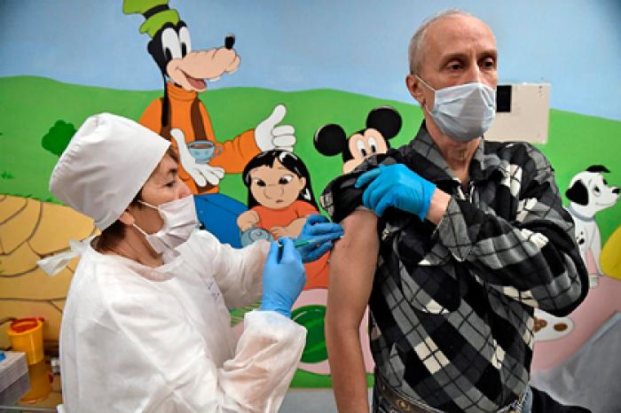 Разработчик заявил о меньшем числе побочных эффектов «Спутника V» у пожилых