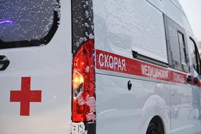 Россиянка выпала из окна и пробила лобовое стекло автомобиля