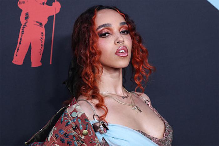 Шайа ЛаБаф заставлял певицу FKA twigs спать голой и называл ее отвратительной