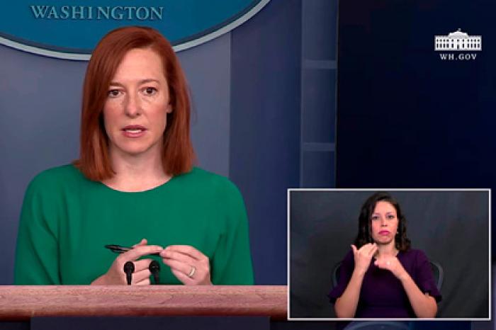 Сурдопереводчицу Белого дома уволили и унизили за поддержку Трампа