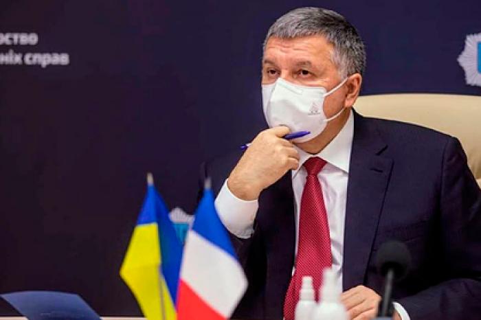 Аваков призвал не отдавать русский язык России